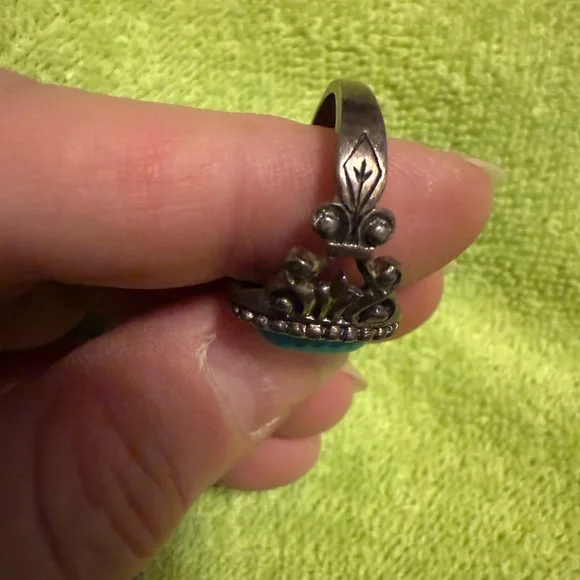 Vintage Avon Turquoise and Silver Ornate Ring - Picture 4 of 11